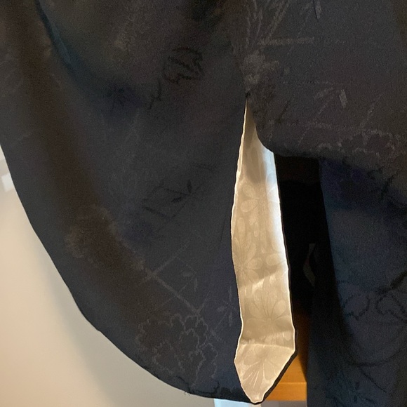 Vintage black silk kimino - fits small or medium.Like new. - Picture 3 of 9